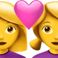 👩‍❤️‍👩 Pasangan dengan Hati Wanita Wanita Apple