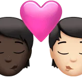 🧑🏿‍❤️‍💋‍🧑🏻 Berciuman Warna Kulit Gelap dengan Warna Kulit Cerah Apple