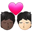 🧑🏿‍❤️‍💋‍🧑🏻 Berciuman Warna Kulit Gelap dengan Warna Kulit Cerah Samsung