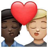 🧑🏿‍❤️‍💋‍🧑🏼 Berciuman Warna Kulit Gelap dengan Warna Kulit Cerah Sedang WhatsApp