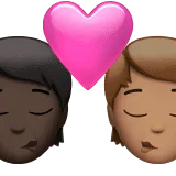 🧑🏿‍❤️‍💋‍🧑🏽 Berciuman Warna Kulit Gelap dengan Warna Kulit Sedang Apple