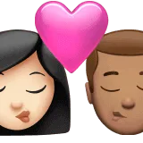 👩🏻‍❤️‍💋‍👨🏽 Berciuman Wanita dengan Pria Warna Kulit Cerah dengan Warna Kulit Sedang Apple