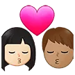 👩🏻‍❤️‍💋‍👨🏽 Berciuman Wanita dengan Pria Warna Kulit Cerah dengan Warna Kulit Sedang Samsung
