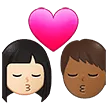 👩🏻‍❤️‍💋‍👨🏾 Berciuman Wanita dengan Pria Warna Kulit Cerah dengan Warna Kulit Gelap Sedang Samsung