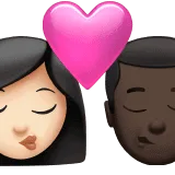 👩🏻‍❤️‍💋‍👨🏿 Berciuman Wanita dengan Pria Warna Kulit Cerah dengan Warna Kulit Gelap Apple