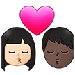 👩🏻‍❤️‍💋‍👨🏿 Berciuman Wanita dengan Pria Warna Kulit Cerah dengan Warna Kulit Gelap Samsung