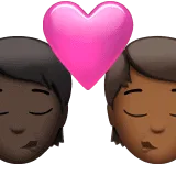 🧑🏿‍❤️‍💋‍🧑🏾 Berciuman Warna Kulit Gelap dengan Warna Kulit Gelap Sedang Apple