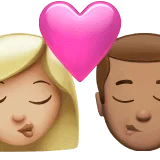 👩🏼‍❤️‍💋‍👨🏽 Berciuman Wanita dengan Pria Warna Kulit Cerah Sedang dengan Warna Kulit Sedang Apple