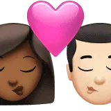 👩🏾‍❤️‍💋‍👨🏻 Berciuman Wanita dengan Pria Warna Kulit Gelap Sedang dengan Warna Kulit Cerah Apple