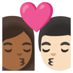 👩🏾‍❤️‍💋‍👨🏻 Berciuman Wanita dengan Pria Warna Kulit Gelap Sedang dengan Warna Kulit Cerah Google