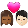 👩🏾‍❤️‍💋‍👨🏻 Berciuman Wanita dengan Pria Warna Kulit Gelap Sedang dengan Warna Kulit Cerah Samsung