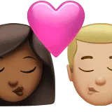 👩🏾‍❤️‍💋‍👨🏼 Berciuman Wanita dengan Pria Warna Kulit Gelap Sedang dengan Warna Kulit Cerah Sedang Apple