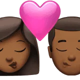 👩🏾‍❤️‍💋‍👨🏾 Berciuman Wanita dengan Pria Warna Kulit Gelap Sedang Apple