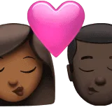 👩🏾‍❤️‍💋‍👨🏿 Berciuman Wanita dengan Pria Warna Kulit Gelap Sedang dengan Warna Kulit Gelap Apple