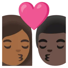 👩🏾‍❤️‍💋‍👨🏿 Berciuman Wanita dengan Pria Warna Kulit Gelap Sedang dengan Warna Kulit Gelap Google