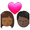 👩🏾‍❤️‍💋‍👨🏿 Berciuman Wanita dengan Pria Warna Kulit Gelap Sedang dengan Warna Kulit Gelap Samsung