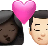 👩🏿‍❤️‍💋‍👨🏻 Berciuman Wanita dengan Pria Warna Kulit Gelap dengan Warna Kulit Cerah Apple