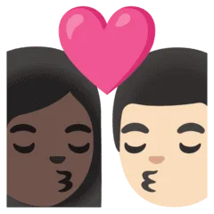 👩🏿‍❤️‍💋‍👨🏻 Berciuman Wanita dengan Pria Warna Kulit Gelap dengan Warna Kulit Cerah Google
