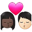 👩🏿‍❤️‍💋‍👨🏻 Berciuman Wanita dengan Pria Warna Kulit Gelap dengan Warna Kulit Cerah Samsung