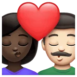 👩🏿‍❤️‍💋‍👨🏻 Berciuman Wanita dengan Pria Warna Kulit Gelap dengan Warna Kulit Cerah WhatsApp