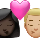👩🏿‍❤️‍💋‍👨🏼 Berciuman Wanita dengan Pria Warna Kulit Gelap dengan Warna Kulit Cerah Sedang Apple