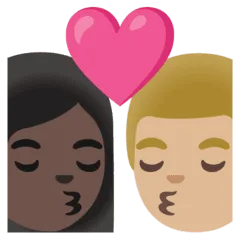 👩🏿‍❤️‍💋‍👨🏼 Berciuman Wanita dengan Pria Warna Kulit Gelap dengan Warna Kulit Cerah Sedang Google