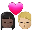 👩🏿‍❤️‍💋‍👨🏼 Berciuman Wanita dengan Pria Warna Kulit Gelap dengan Warna Kulit Cerah Sedang Samsung