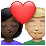 👩🏿‍❤️‍💋‍👨🏼 Berciuman Wanita dengan Pria Warna Kulit Gelap dengan Warna Kulit Cerah Sedang WhatsApp