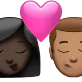 👩🏿‍❤️‍💋‍👨🏽 Berciuman Wanita dengan Pria Warna Kulit Gelap dengan Warna Kulit Sedang Apple
