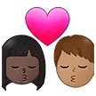 👩🏿‍❤️‍💋‍👨🏽 Berciuman Wanita dengan Pria Warna Kulit Gelap dengan Warna Kulit Sedang Samsung