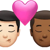 👨🏻‍❤️‍💋‍👨🏾 Berciuman Pria dengan Pria Warna Kulit Cerah dengan Warna Kulit Gelap Sedang Apple