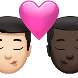 👨🏻‍❤️‍💋‍👨🏿 Berciuman Pria dengan Pria Warna Kulit Cerah dengan Warna Kulit Gelap Apple