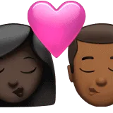 👩🏿‍❤️‍💋‍👨🏾 Berciuman Wanita dengan Pria Warna Kulit Gelap dengan Warna Kulit Gelap Sedang Apple