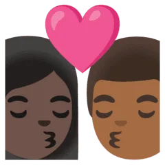 👩🏿‍❤️‍💋‍👨🏾 Berciuman Wanita dengan Pria Warna Kulit Gelap dengan Warna Kulit Gelap Sedang Google