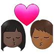👩🏿‍❤️‍💋‍👨🏾 Berciuman Wanita dengan Pria Warna Kulit Gelap dengan Warna Kulit Gelap Sedang Samsung