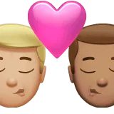 👨🏼‍❤️‍💋‍👨🏽 Berciuman Pria dengan Pria Warna Kulit Cerah Sedang dengan Warna Kulit Sedang Apple