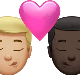 👨🏼‍❤️‍💋‍👨🏿 Berciuman Pria dengan Pria Warna Kulit Cerah Sedang dengan Warna Kulit Gelap Apple