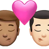 👨🏽‍❤️‍💋‍👨🏻 Berciuman Pria dengan Pria Warna Kulit Sedang dengan Warna Kulit Cerah Apple