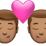 👨🏽‍❤️‍💋‍👨🏽 Berciuman Pria dengan Pria Warna Kulit Sedang Apple