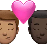 👨🏽‍❤️‍💋‍👨🏿 Berciuman Pria dengan Pria Warna Kulit Sedang dengan Warna Kulit Gelap Apple