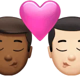 👨🏾‍❤️‍💋‍👨🏻 Berciuman Pria dengan Pria Warna Kulit Gelap Sedang dengan Warna Kulit Cerah Apple