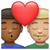 👨🏾‍❤️‍💋‍👨🏼 Berciuman Pria dengan Pria Warna Kulit Gelap Sedang dengan Warna Kulit Cerah Sedang WhatsApp