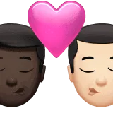👨🏿‍❤️‍💋‍👨🏻 Berciuman Pria dengan Pria Warna Kulit Gelap dengan Warna Kulit Cerah Apple