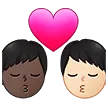 👨🏿‍❤️‍💋‍👨🏻 Berciuman Pria dengan Pria Warna Kulit Gelap dengan Warna Kulit Cerah Samsung