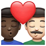 👨🏿‍❤️‍💋‍👨🏻 Berciuman Pria dengan Pria Warna Kulit Gelap dengan Warna Kulit Cerah WhatsApp