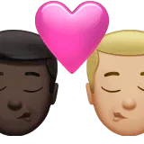 👨🏿‍❤️‍💋‍👨🏼 Berciuman Pria dengan Pria Warna Kulit Gelap dengan Warna Kulit Cerah Sedang Apple