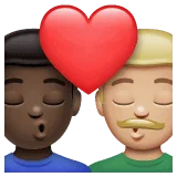 👨🏿‍❤️‍💋‍👨🏼 Berciuman Pria dengan Pria Warna Kulit Gelap dengan Warna Kulit Cerah Sedang WhatsApp