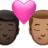 👨🏿‍❤️‍💋‍👨🏽 Berciuman Pria dengan Pria Warna Kulit Gelap dengan Warna Kulit Sedang Apple