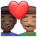 👨🏿‍❤️‍💋‍👨🏽 Berciuman Pria dengan Pria Warna Kulit Gelap dengan Warna Kulit Sedang WhatsApp