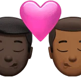 👨🏿‍❤️‍💋‍👨🏾 Berciuman Pria dengan Pria Warna Kulit Gelap dengan Warna Kulit Gelap Sedang Apple